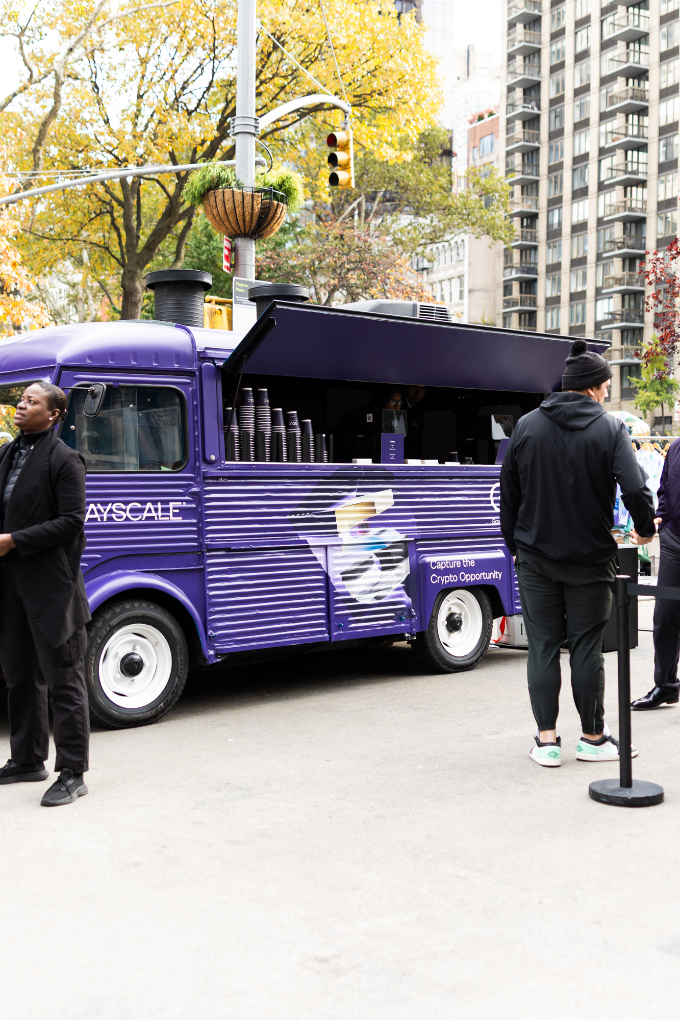 citroen-esspresso-coffe-truck-holiday-pop-up-27 Full experiential setup featuring Citroën coffee truck and modular container studio fabricated by NVS Visuals. Holiday truck pop up holiday activation Citroen food truck