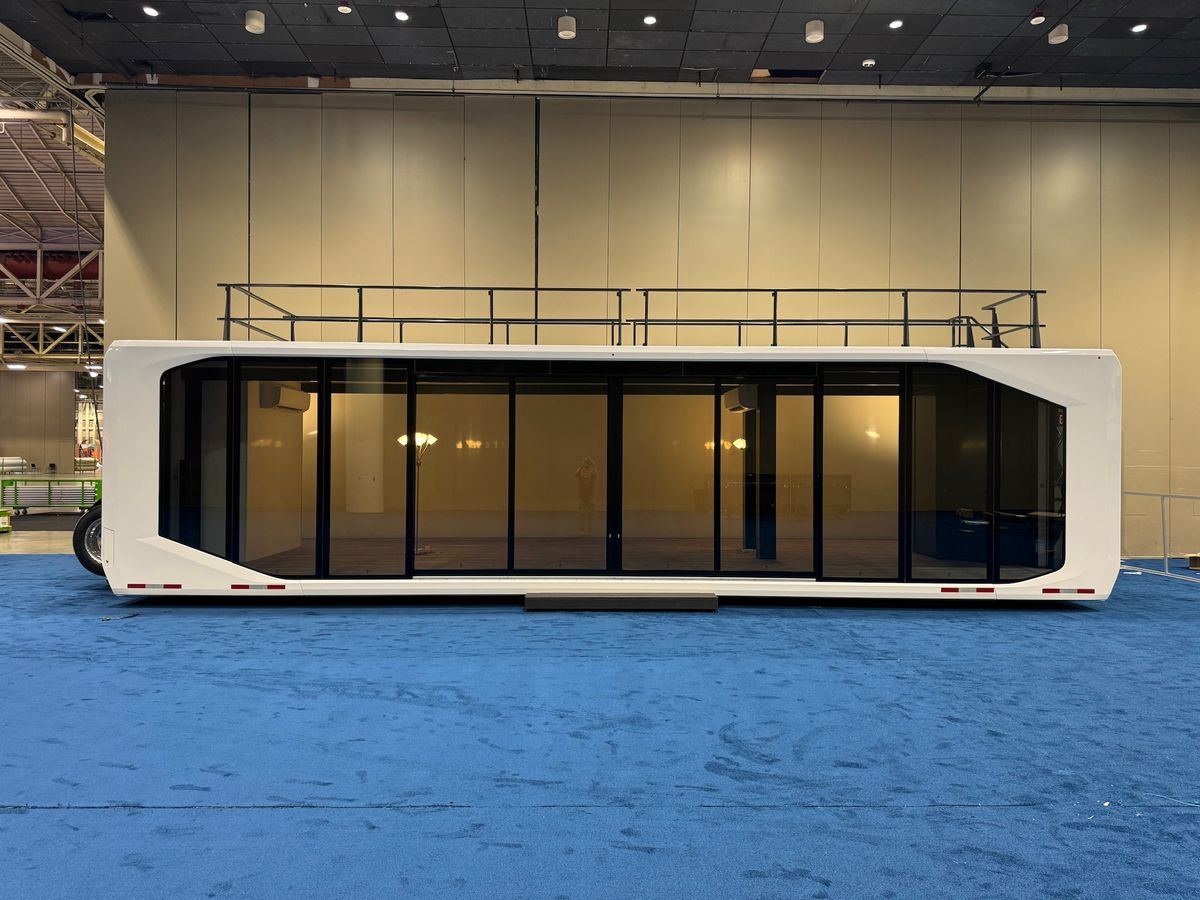 Expandable Trailer Hero Unbranded