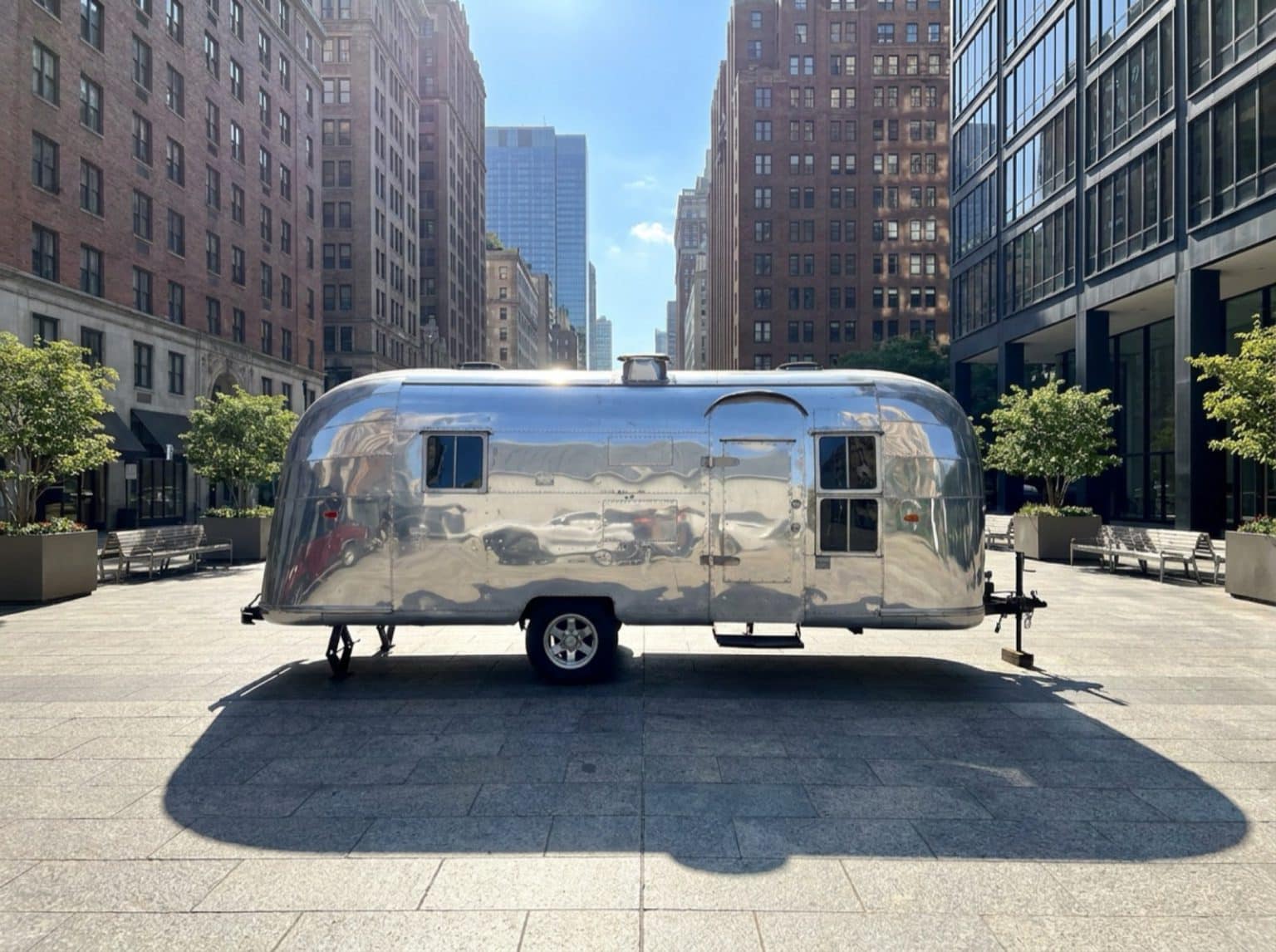 22 Gullwing Airstream Closed 22' Gullwing Airstream polished aluminum side profile with gullwing closed, pre-branding