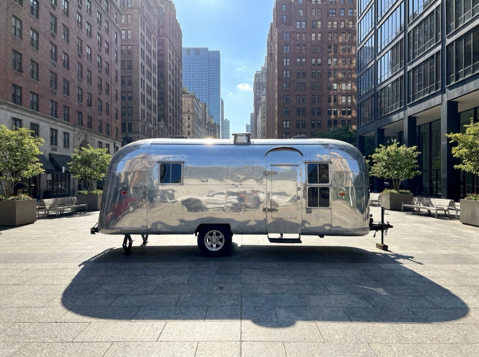 22' Gullwing Airstream — closed, pre-branding 22' Gullwing Airstream polished aluminum side profile with gullwing closed, pre-branding