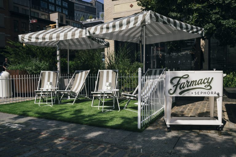 Photo moment with striped umbrellas, lounge chairs and astroturf by NVS